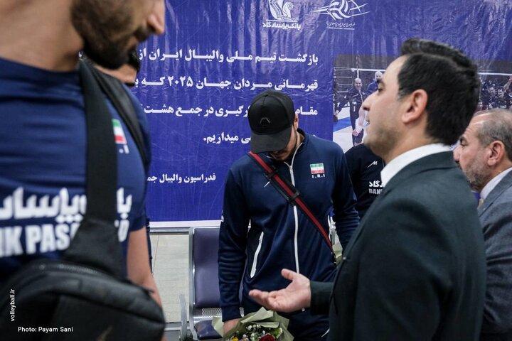 ژست مرتضی شریفی در فرودگاه سوژه عکاسان شد