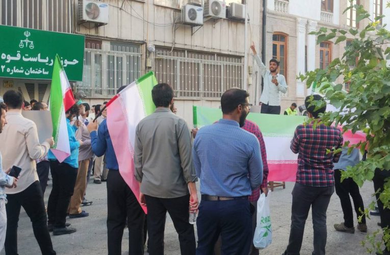 بنر معترضان خطاب به لاریجانی در یک تجمع
